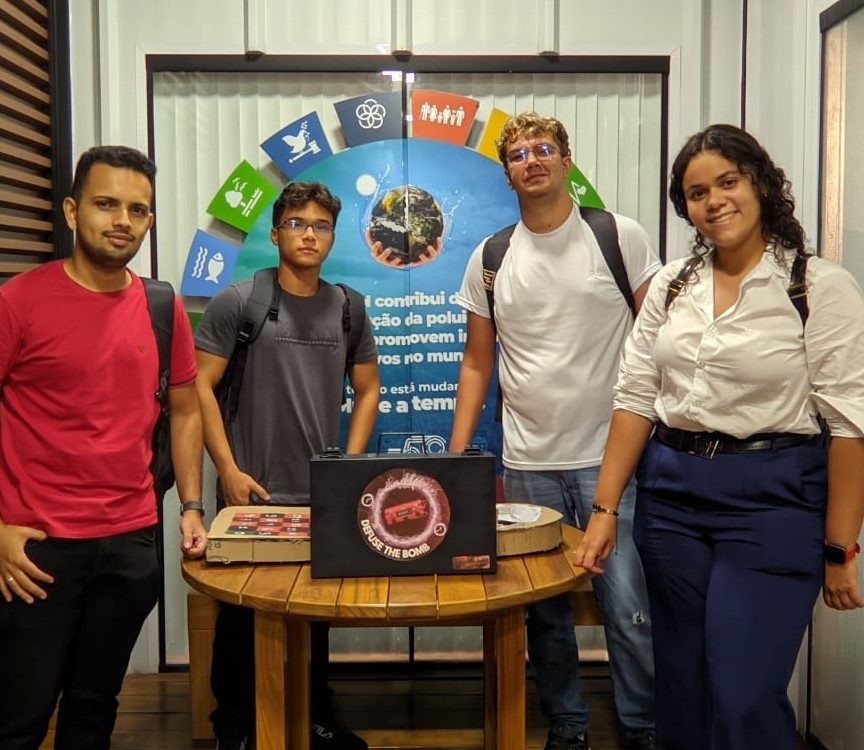 Equipe de uma empresa na experiência Defuse The Bomb