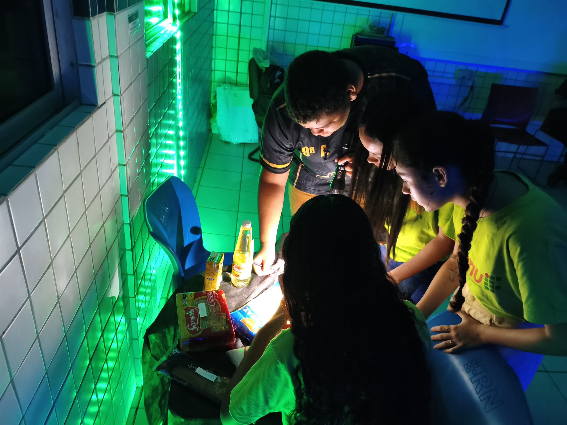 Amigos resolvendo enigmas na experiência Defuse The Bomb