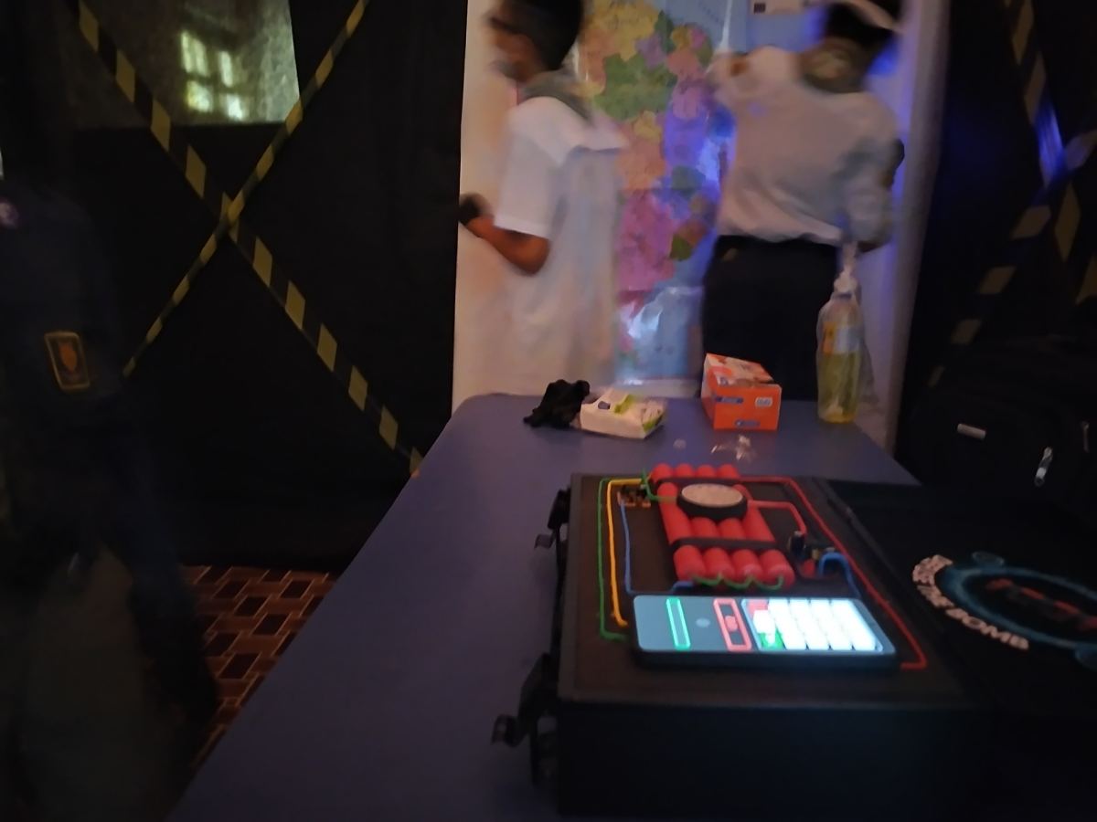 Dispositivo físico do desafio Defuse The Bomb, com fios e temporizador