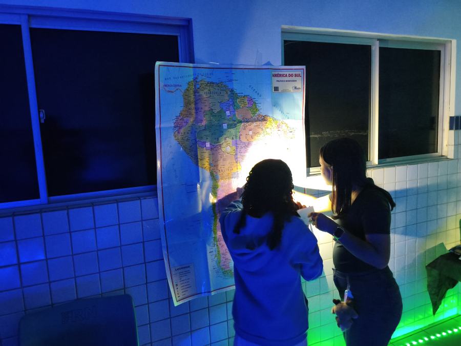 Equipe decifrando um mapa da América do Sul