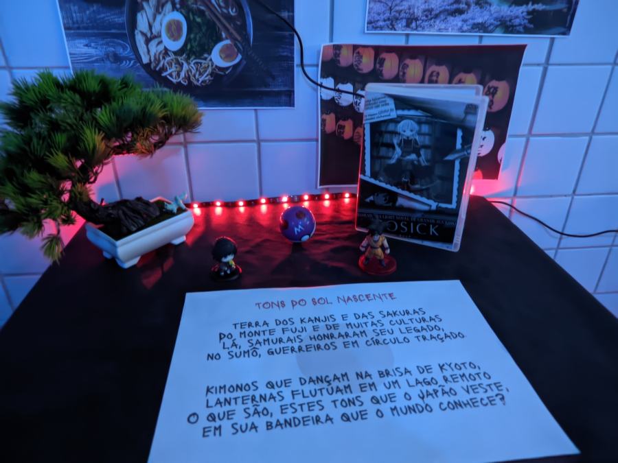 Sala temática com enigma iluminado em vermelho