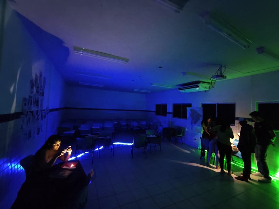 Sala do desafio iluminada em azul e verde